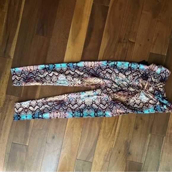 Matching LiciFit set( leggings and bra in great condition) - Picture 3 of 6